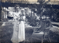 Foto Marie van Houten (1875-1945) met zoon Jan Albert MG (1904-1994)